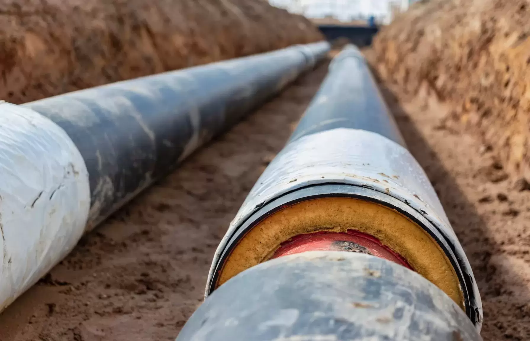 Nahaufnahme von zwei Rohrleitungen